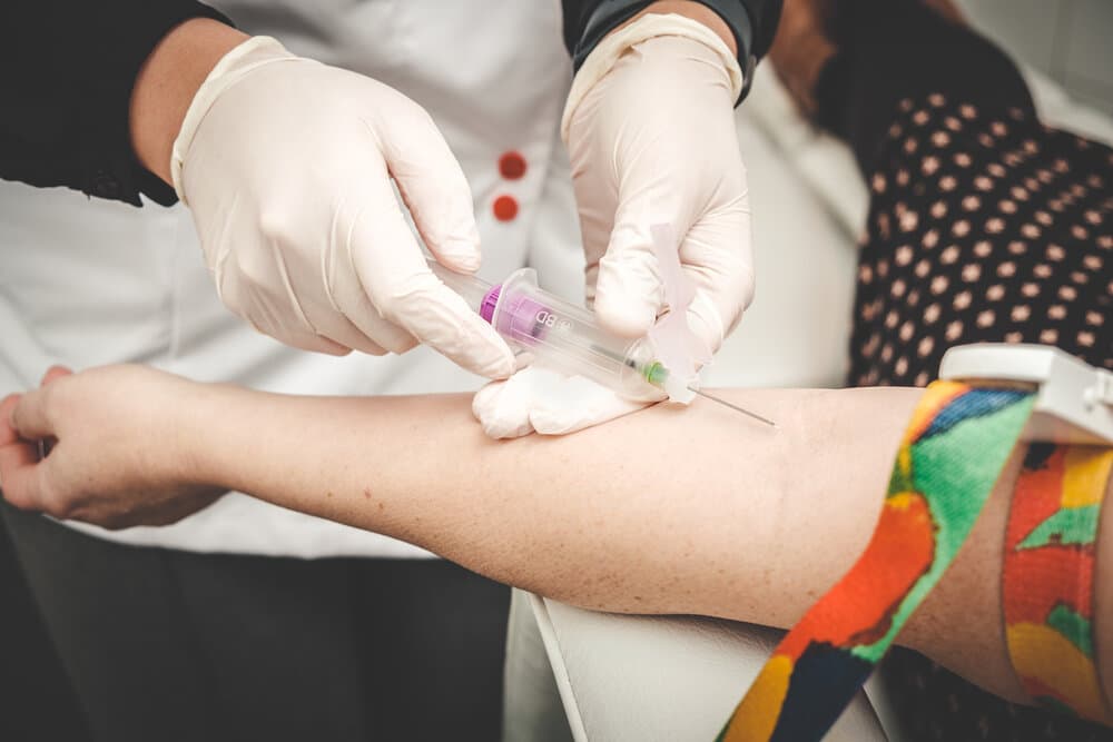 Infirmière effectuant des soins à domicile à Riorges et Roanne